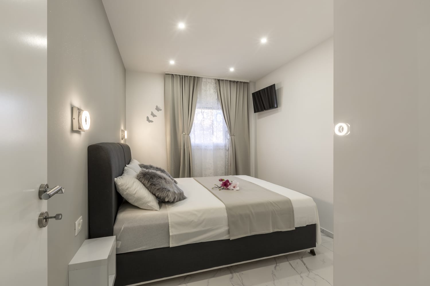 Bedroom with double bed